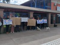 Centro de Padres acusa falta de apoyo en casos de abuso y malos tratos. La Cormun informó que se encuentra reunida con la directora y que en las próximas horas emitirá un comunicado oficial.