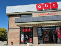 La tienda se encuentra ubicada en plena Avenida San Juan, a un costado del Líder Express, y ofrecería vestuario para niños, hombres y mujeres, abarcando distintas líneas de productos.