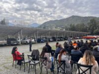 Más de 500 paneles solares fueron instalados en el estacionamiento del recinto de Machalí, iniciativa que permitirá reducir las emisiones de CO₂ y disminuir los costos asociados al consumo eléctrico.
