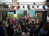 Con más de 25 artistas en escena y una banda en vivo, el montaje estuvo a cargo de Teatro Casa del Arte, bajo la dirección de Evaristo Acevedo, llevando al centro de la ciudad una de las obras más reconocidas del teatro musical nacional.
