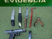 Se desplazaban en un vehículo cuya patente se encontraba adulterada con cinta adhesiva negra.