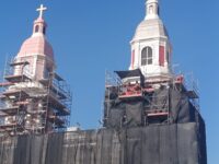 Además, el comunicado agrega que “la Iglesia no ha solicitado ni ordenado la exhumación o inhumación de restos mortales con motivo de las actuales obras de remodelación”.