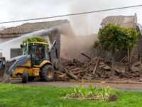 El alcalde, Gabriel Ahumada, sostuvo que en la vivienda residían varias personas y que el estado de la estructura representaba un riesgo. “Habían muchos extranjeros viviendo en condiciones no muy buenas".