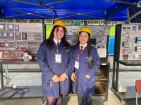 Los alumnos participaron en competencias prácticas relacionadas con instalaciones eléctricas domiciliarias, control y fuerza, además de evaluaciones teóricas y la aplicación de normativa y medidas de seguridad.