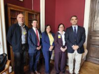 Representantes regionales y nacionales del gremio se reunieron con el senador Javier Macaya para plantear que O'Higgins recibe uno de los presupuestos habitacionales más bajos del país pese a registrar necesidades similares a las de la Región del Maule. También advirtieron sobre riesgos para proyectos rurales por cambios en el financiamiento de obras.