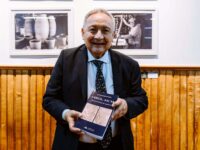 El encuentro concluyó con una firma de ejemplares, en un espacio de conversación entre el autor y los asistentes.