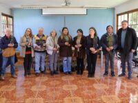 Los ejemplares serán distribuidos a través de juntas de vecinos y el programa PRODESAL, como parte de una iniciativa conjunta entre el municipio y CORMA Maule O’Higgins.
