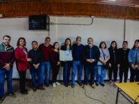 La donación al Comité Habitacional Peumayén fue impulsada por el alcalde Félix Sánchez Vergara y aprobada por el Honorable Concejo Municipal. Ya está inscrita en el Conservador de Bienes Raíces, lo que da a las familias certeza jurídica para avanzar hacia la casa propia.