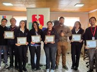 Entre las personas reconocidas estuvo Soledad Cariceo, quien recibió su diploma por sus 19 años en el establecimiento.