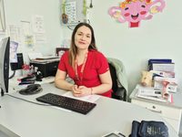 La matrona del establecimiento, Natalia Fuenzalida, enfatiza que conocer el propio cuerpo y reconocer las señales de alerta puede contribuir a una consulta más oportuna.