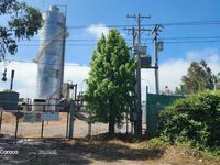 Olores insoportables, plagas de moscas, aguas servidas que se revientan en invierno y la contaminación de napas subterráneas marcan la lucha cotidiana de los vecinos del sector, quienes paradójicamente viven a pasos de la planta de tratamiento pero deben usar fosas sépticas.