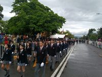 La delegación estudiantil mantuvo su paso firme en la avenida Grecia ante las inclemencias del tiempo en la capital regional.