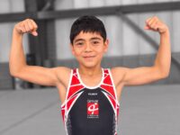 Con jornadas de entrenamiento de lunes a sábado, el joven deportista combina su preparación con sus estudios.