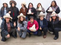 Tejedoras de San Vicente y Pichidegua reinterpretan una pieza emblemática del patrimonio campesino regional.