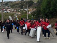 Decenas de alumnos, profesores y vecinos se desplazaron hacia el nuevo recinto en Bucalemu Alto dejando atrás la zona inundable.