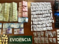 El procedimiento permitió incautar cuatro tipos de sustancias ilícitas, dinero en efectivo y otras especies vinculadas al microtráfico.