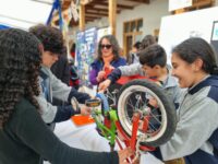 Durante la feria se presentaron diez laboratorios, desarrollados en ocho comunas de la región con niñas, niños y jóvenes de escuelas, residencias y programas comunitarios.