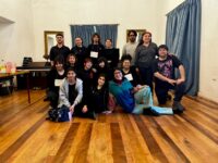 Tras cuatro meses y medio de formación, estudiantes del preuniversitario teatral de Territorio Invisible pusieron a prueba sus habilidades escénicas frente a actores profesionales, quienes evaluaron su desempeño y entregaron recomendaciones.