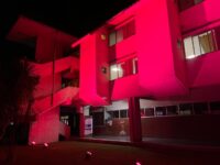 Desde el Servicio de Salud de O’Higgins recordaron que la iniciativa se enmarca en la campaña “Octubre Rosa”, la cual busca dar visibilidad a una de las neoplasias de mayor incidencia en las mujeres chilenas, rememorando la urgencia de la detección precoz.