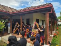 El folclorista dedicó cerca de siete décadas a difundir las tradiciones chilenas. Fundó el Conjunto Graneros y Los Grillitos de Graneros, agrupaciones que marcaron la formación musical de miles de niños.