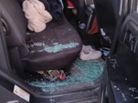 El hecho ocurrió durante la noche del miércoles, cuando la familia se encontraba realizando compras en el sector.