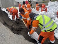 Cuadrillas municipales, camiones aljibe, motobombas y equipos de apoyo social trabajaron en más de 15 puntos de la comuna, con labores que se extendieron hasta la madrugada de este miércoles.