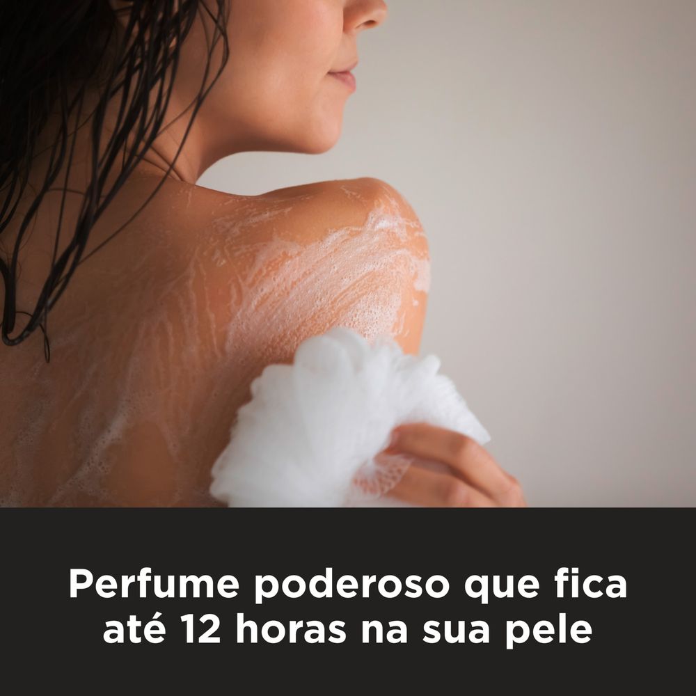 Aplicação do sabonete Lux Botanicals com espuma