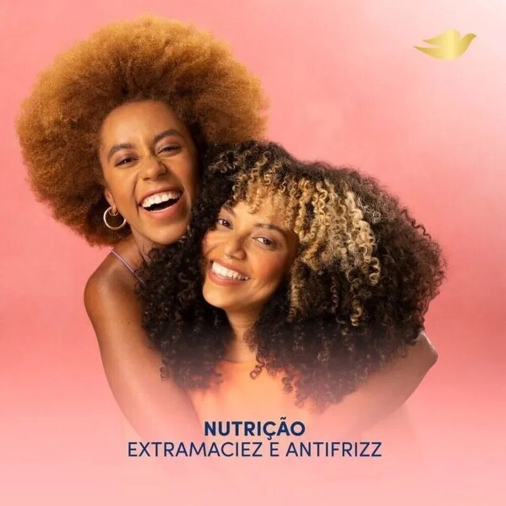 Mulheres com cabelos cacheados destacando resultado de nutrição e definição