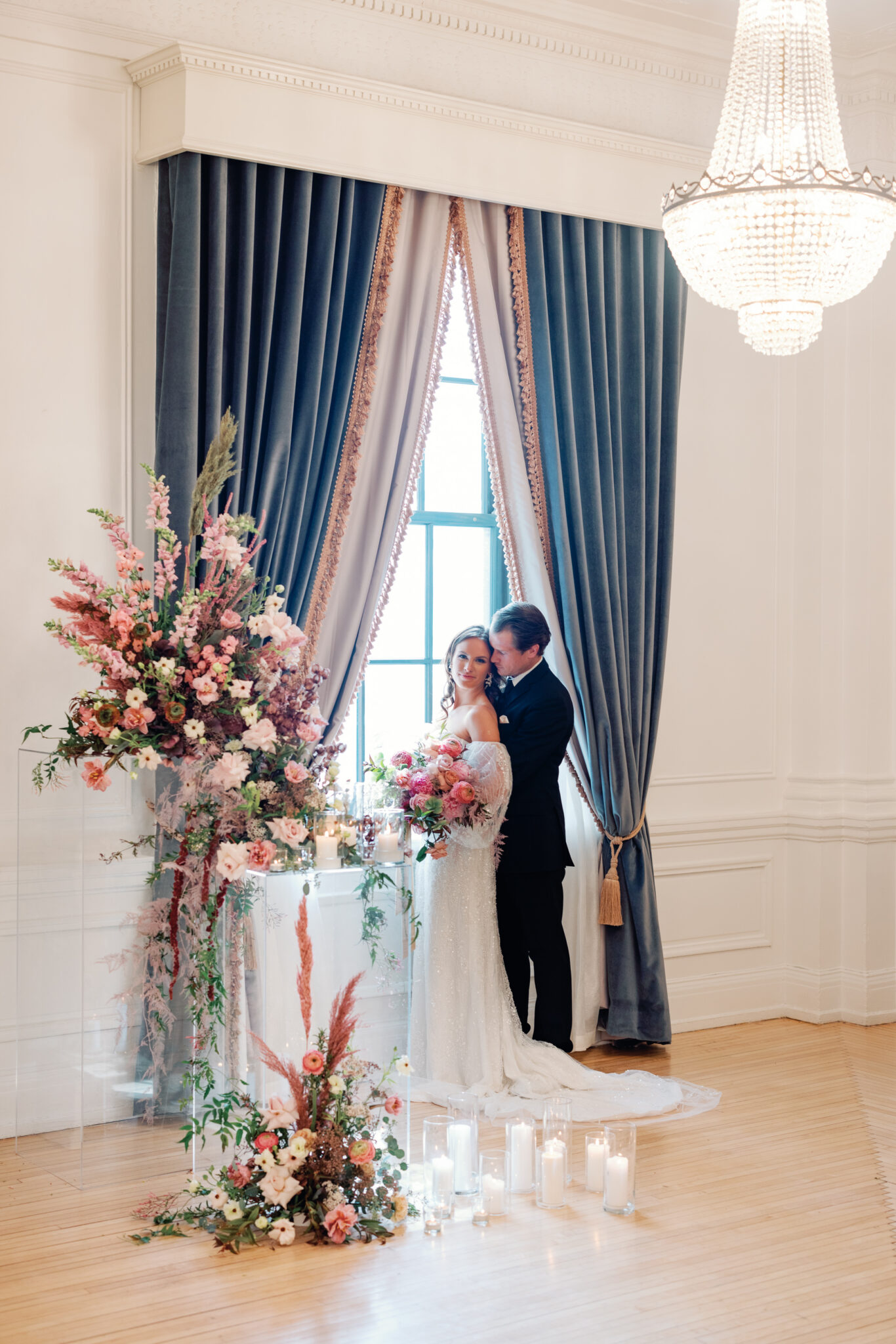 Hotel fort Des Moines wedding photos with wildflower