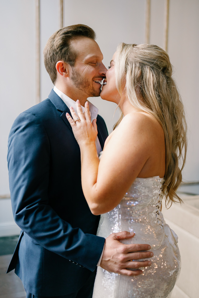 hotel fort Des Moines romantic wedding photos