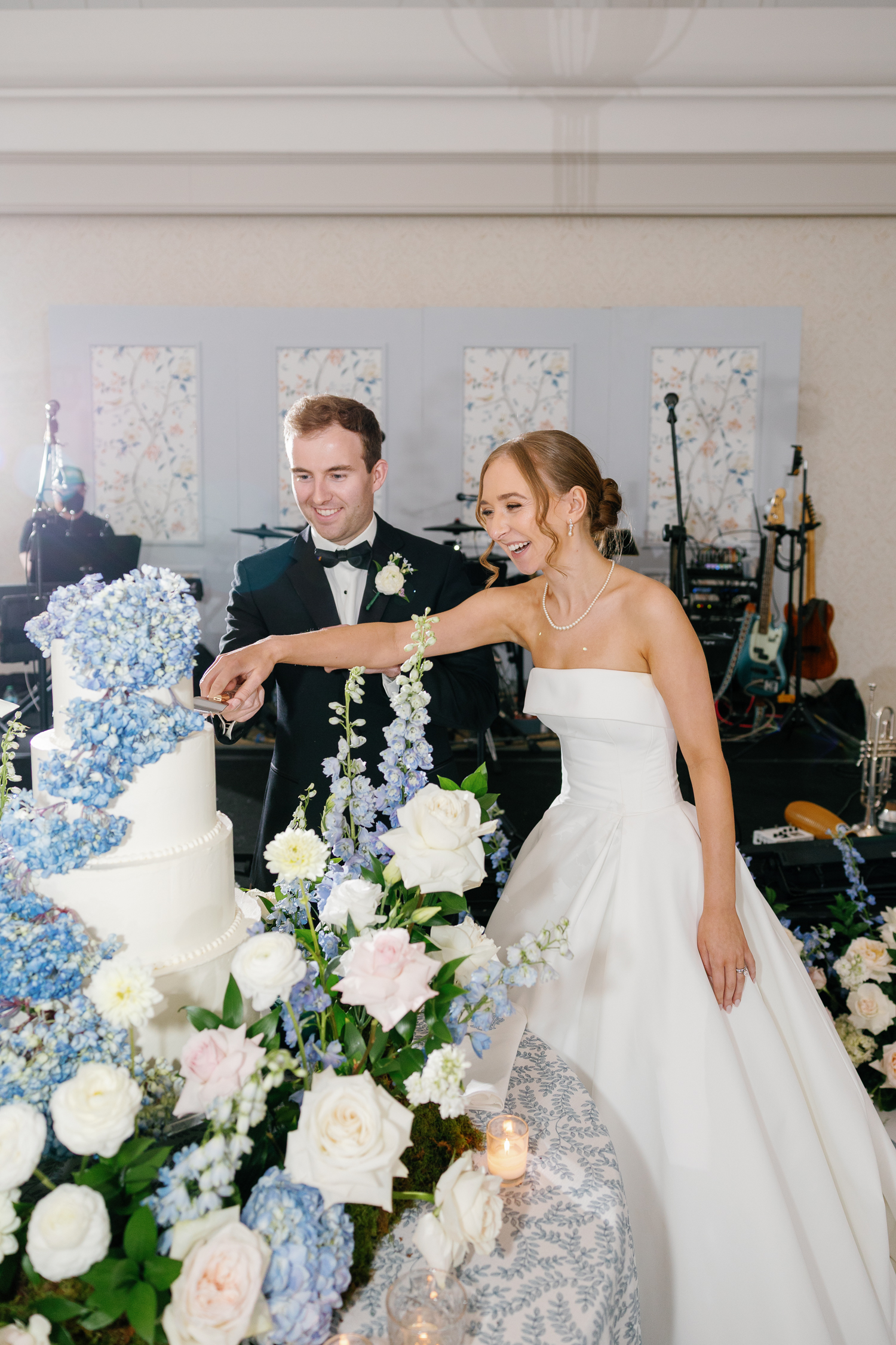 Floral meadow wedding cake Hotel Fort Des Moines