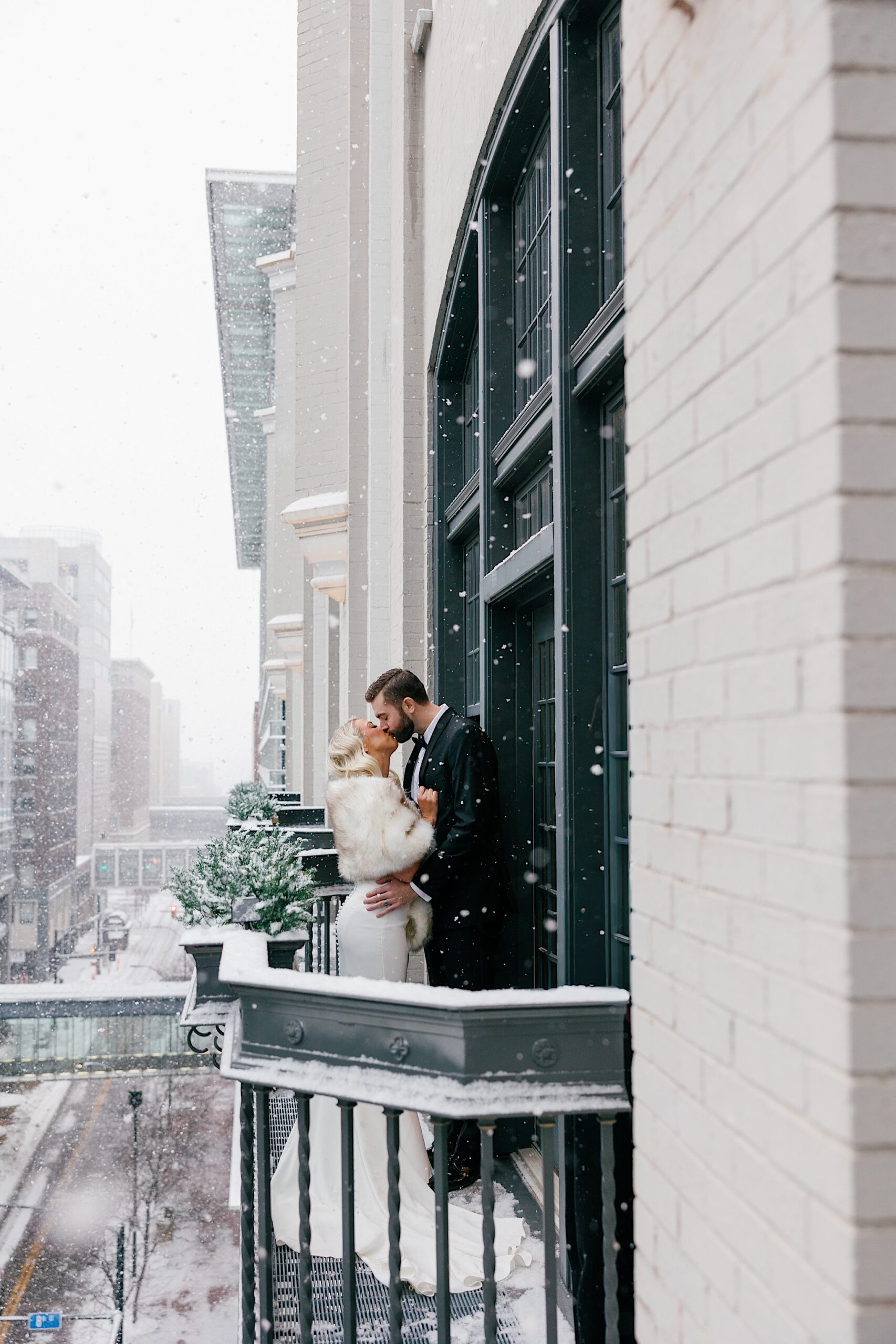 Snowy winter wedding at Des Moines Tea Room