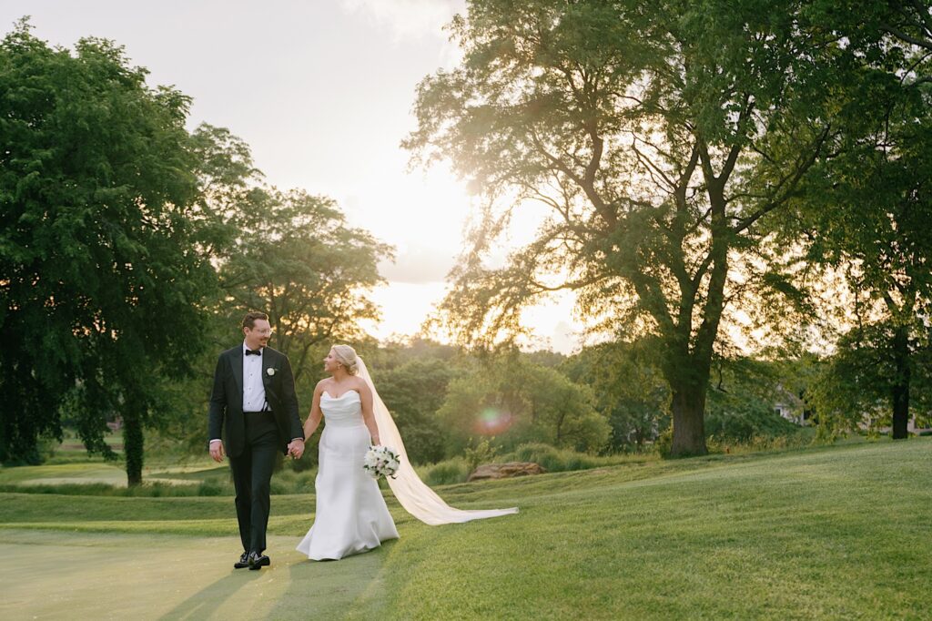 glen oaks country club wedding photos at sunset