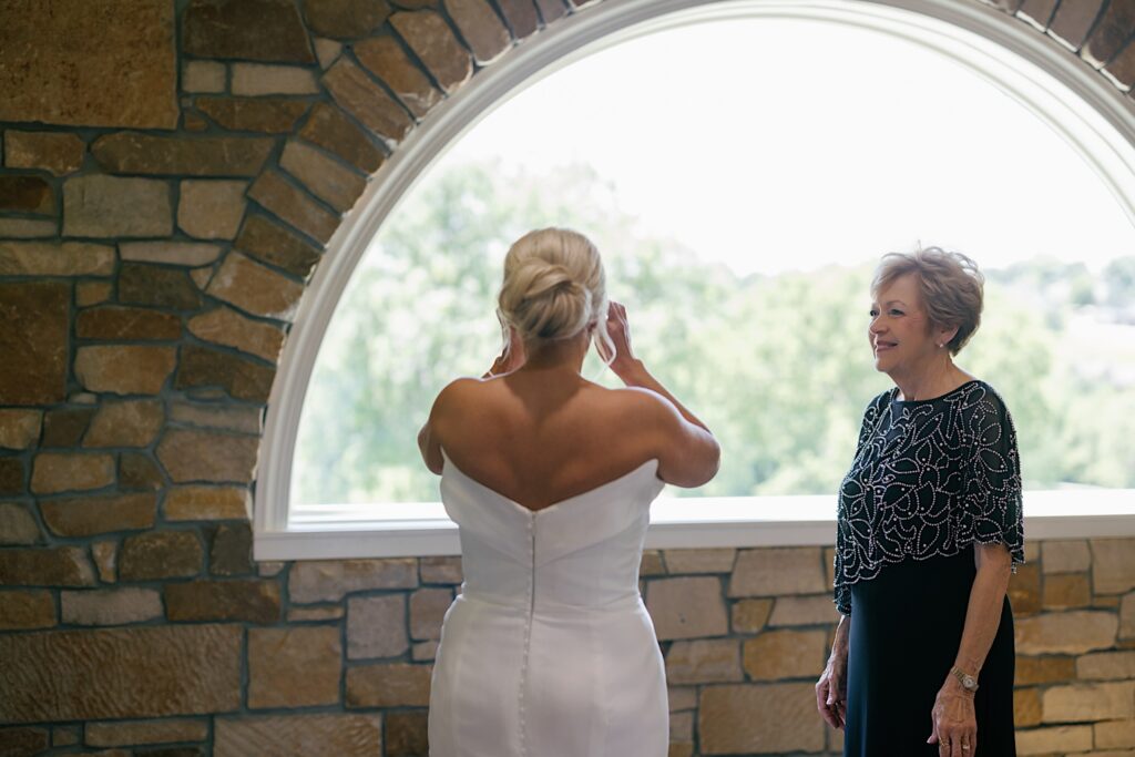 bride gets ready for her wedding at glen oaks country club