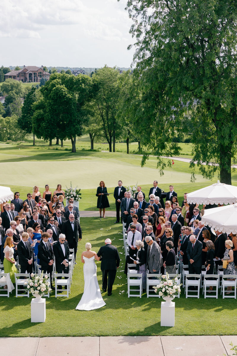 outdoor wedding ceremony at glen oaks in west Des Moines
