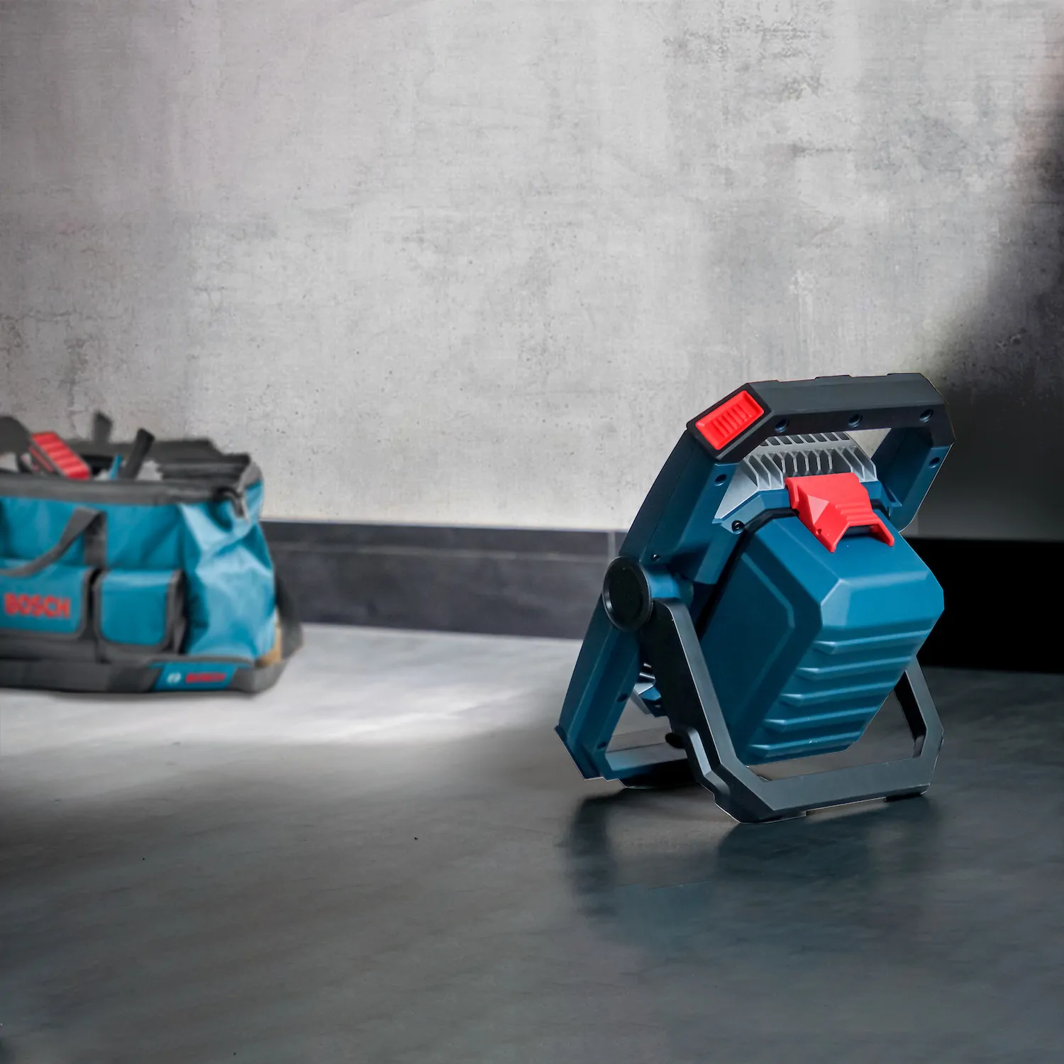 Lanterna a Bateria 18v GLI 18V-2200 Bosch sem Bateria e Carregador