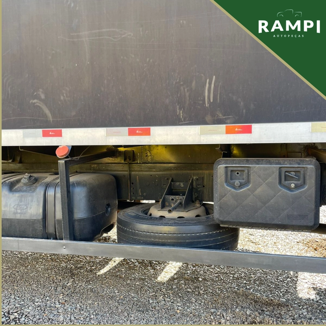 Caminhão Ford Cargo 2429 com câmara fria