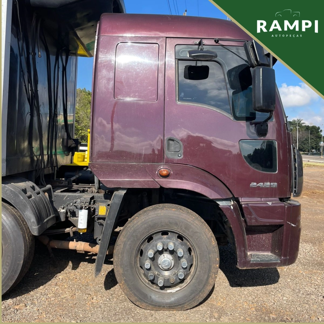 Caminhão Ford Cargo 2429 com câmara fria