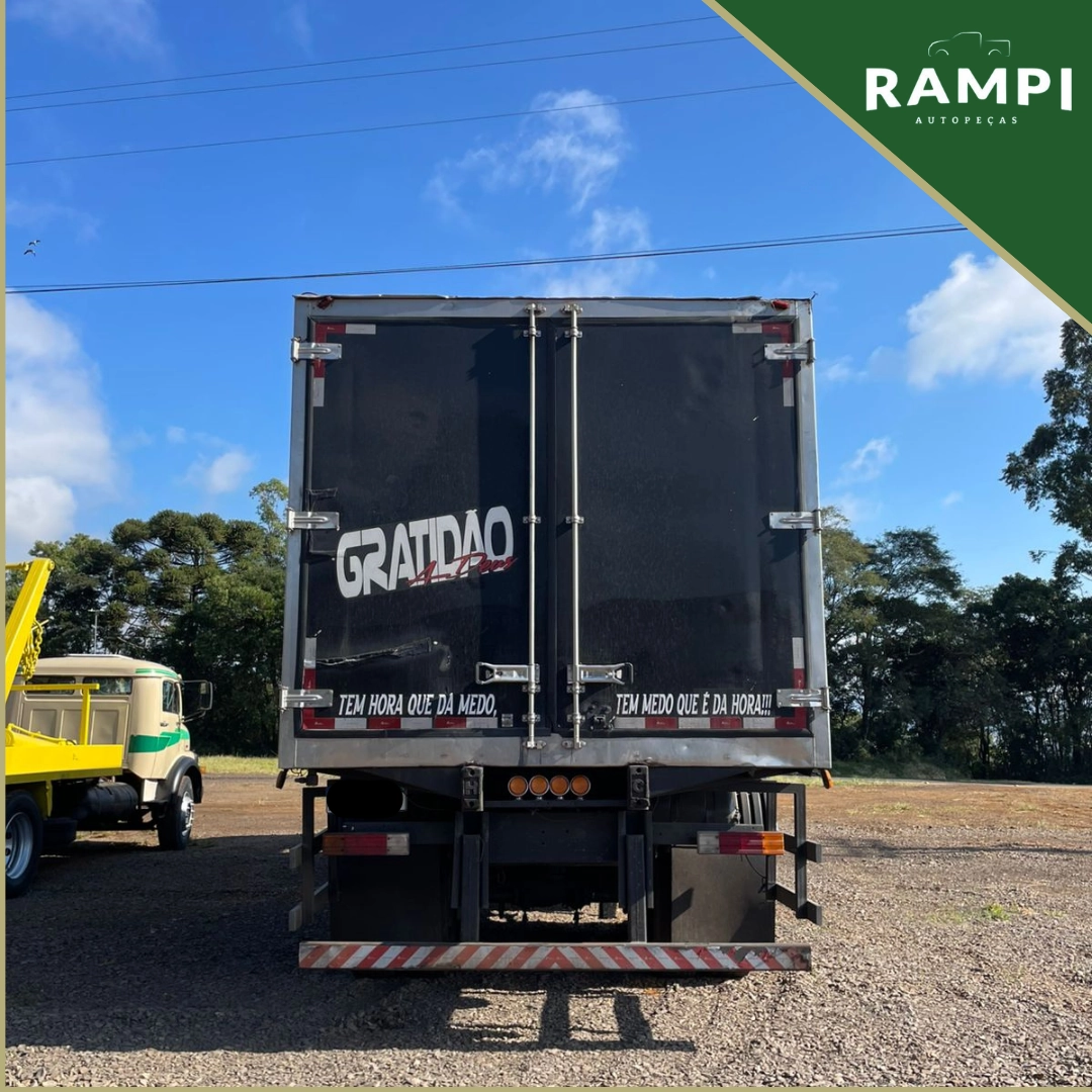 Caminhão Ford Cargo 2429 com câmara fria