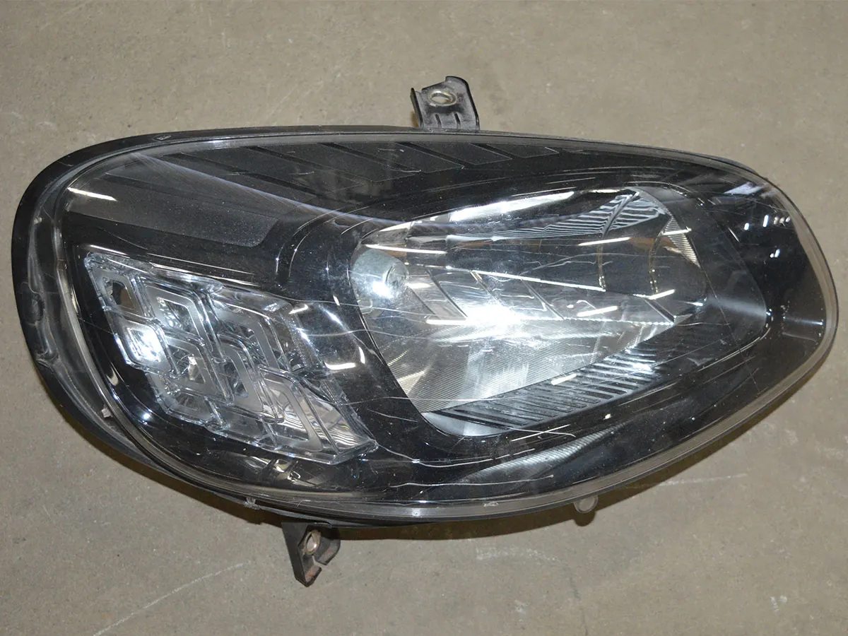 Farol dianteiro direito do Novo Uno Way 1.0 3cc 2017