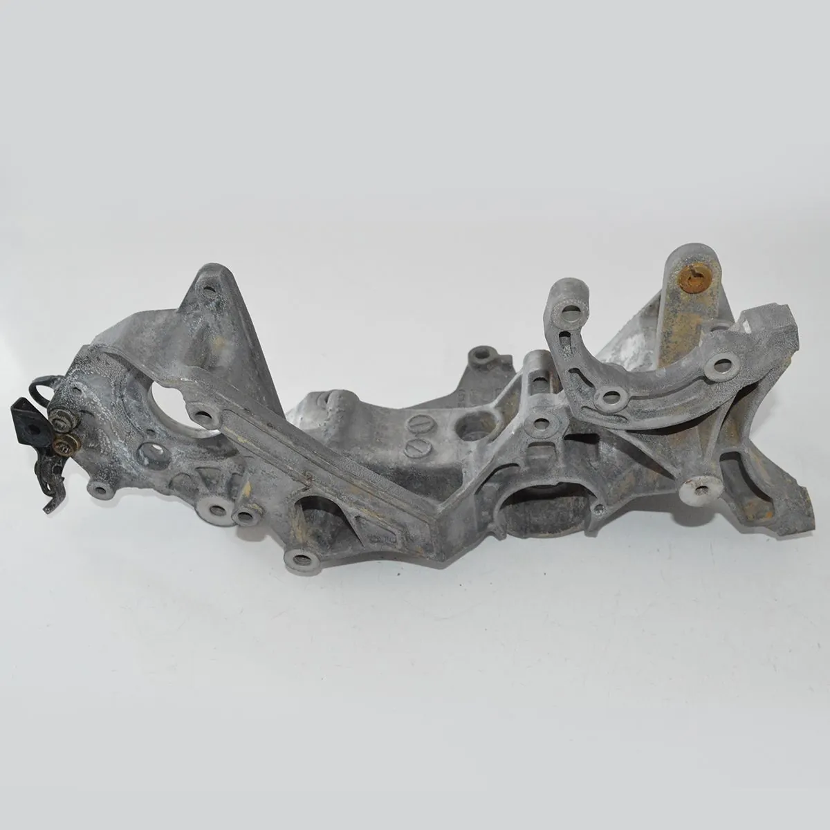 Suporte bomba alta pressão alternador Amarok 16 4x4 Manual