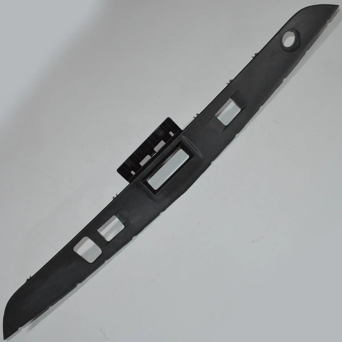 Moldura aplique tampa do porta malas Mercedes E350 V6 2011