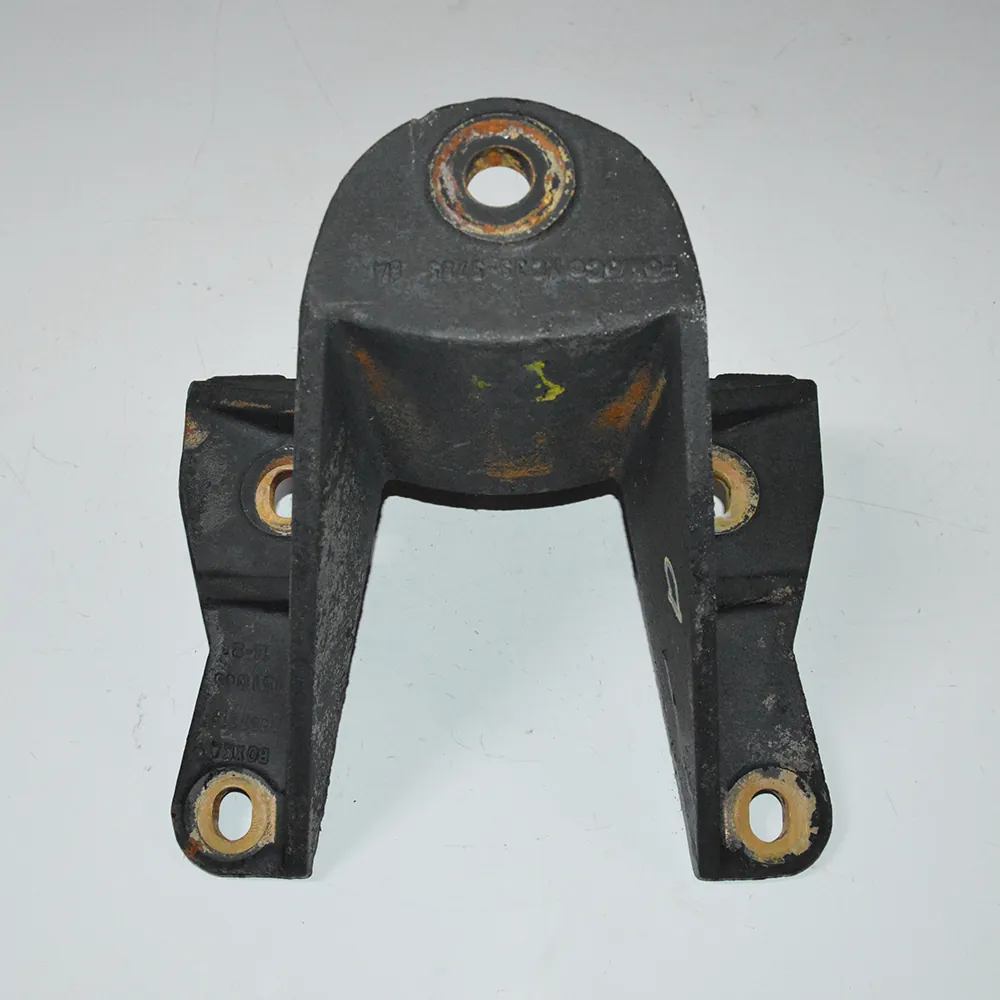 Suporte do feixe de molas esquerdo F4000 2014 Cummins 4x4