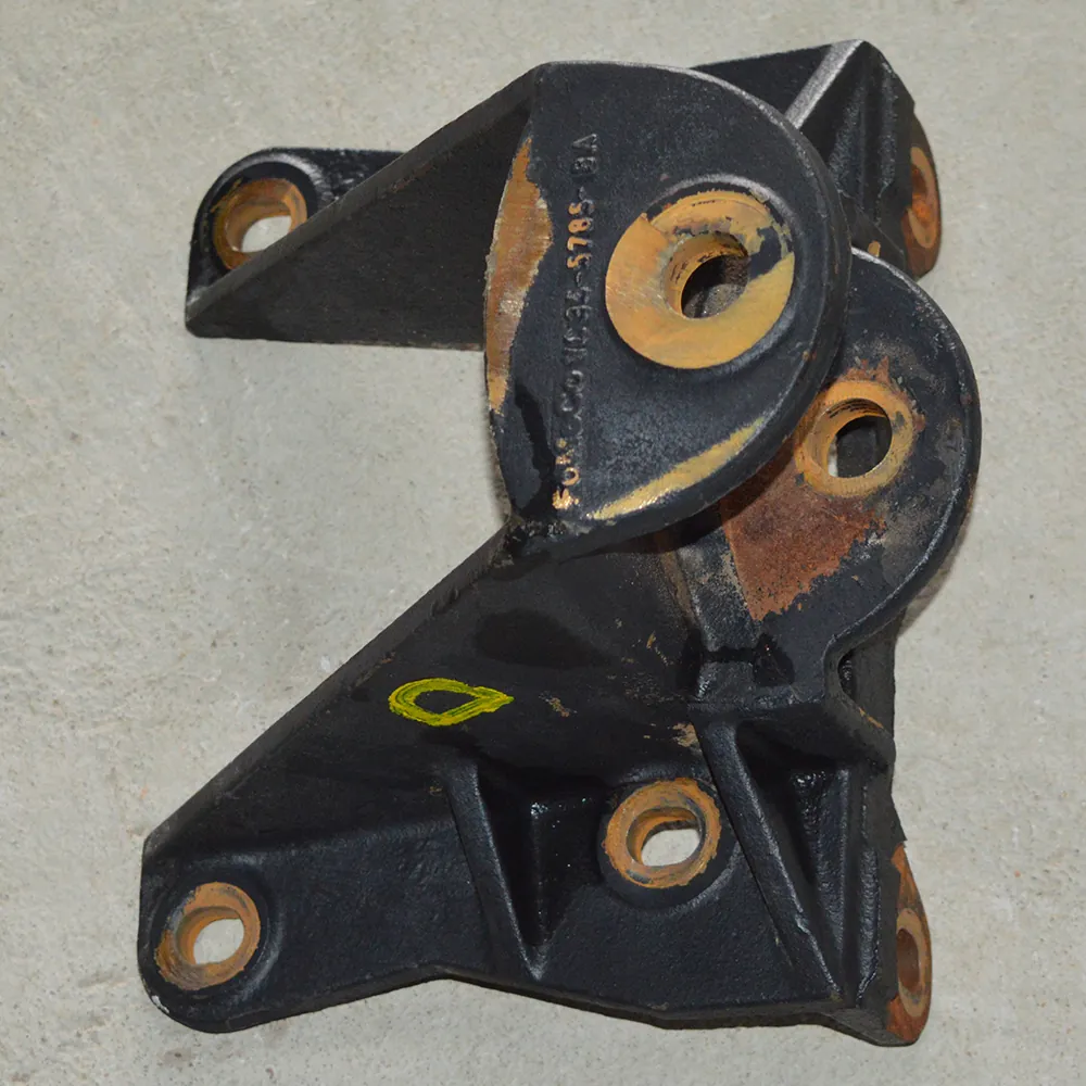 Suporte do feixe de mola dir F4000 2.8 Cummins 2015
