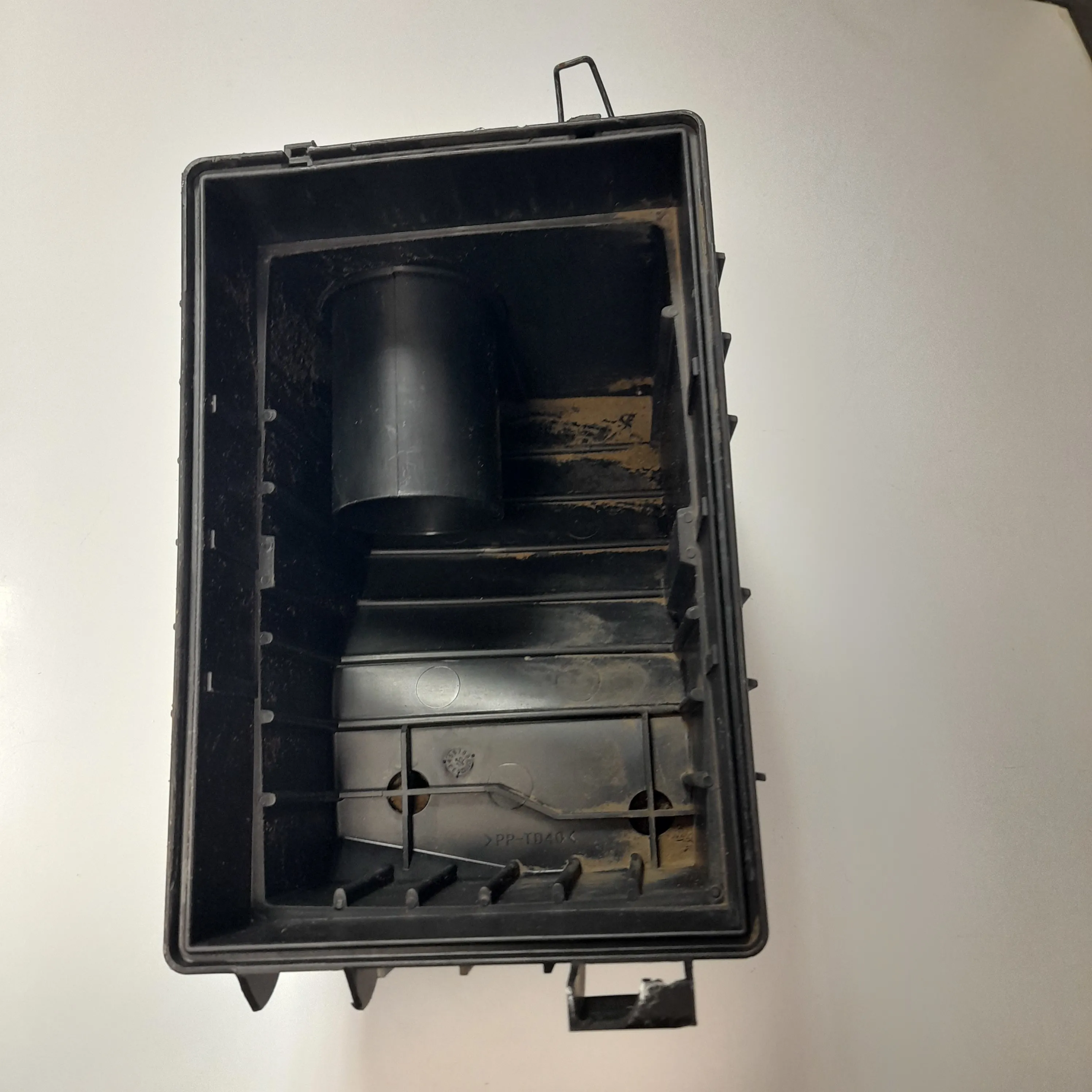 Compartimento do filtro de ar Ford Transit 2.2 2012