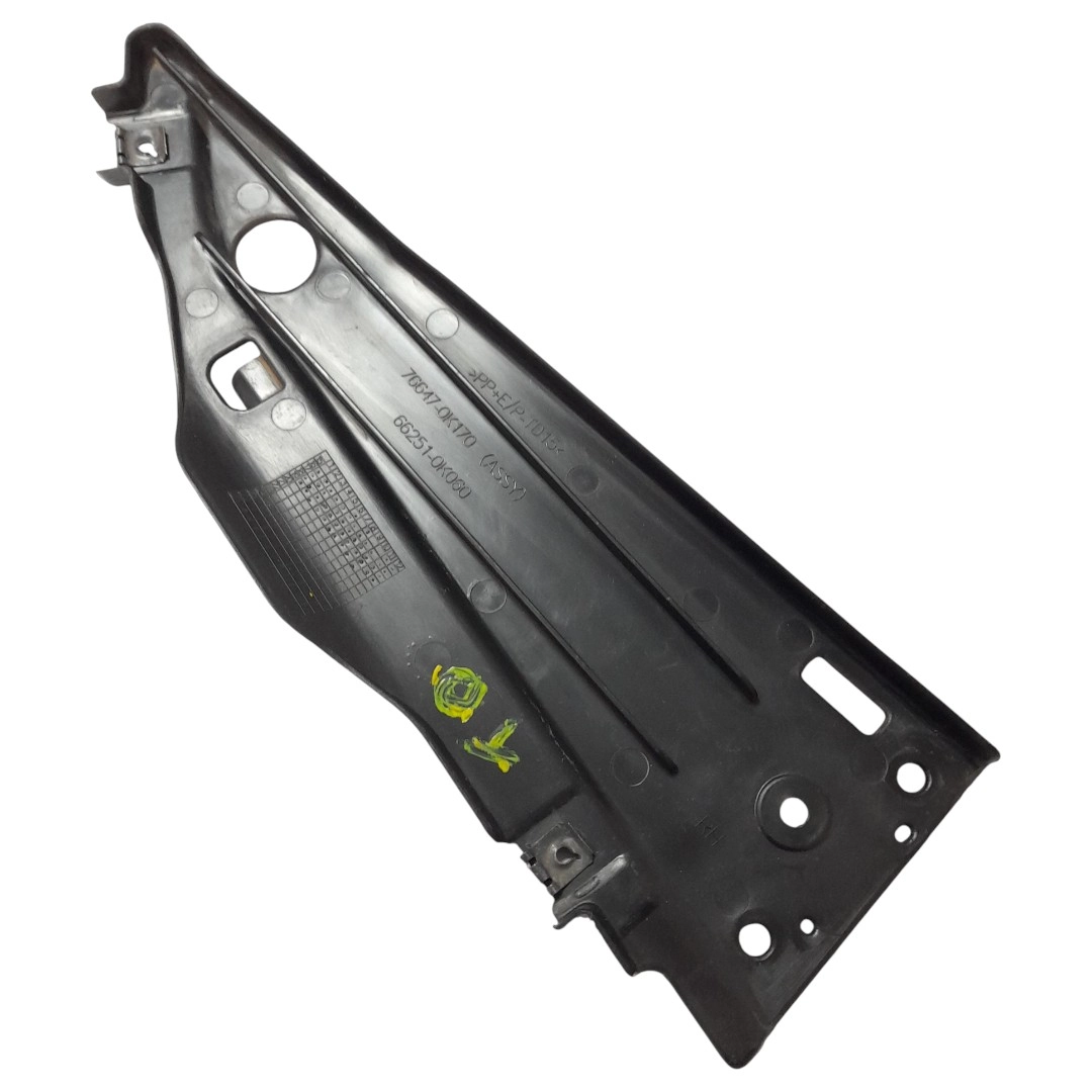 Suporte Guia Parachoque Traseiro Direito Hilux sw4 2020 2.8
