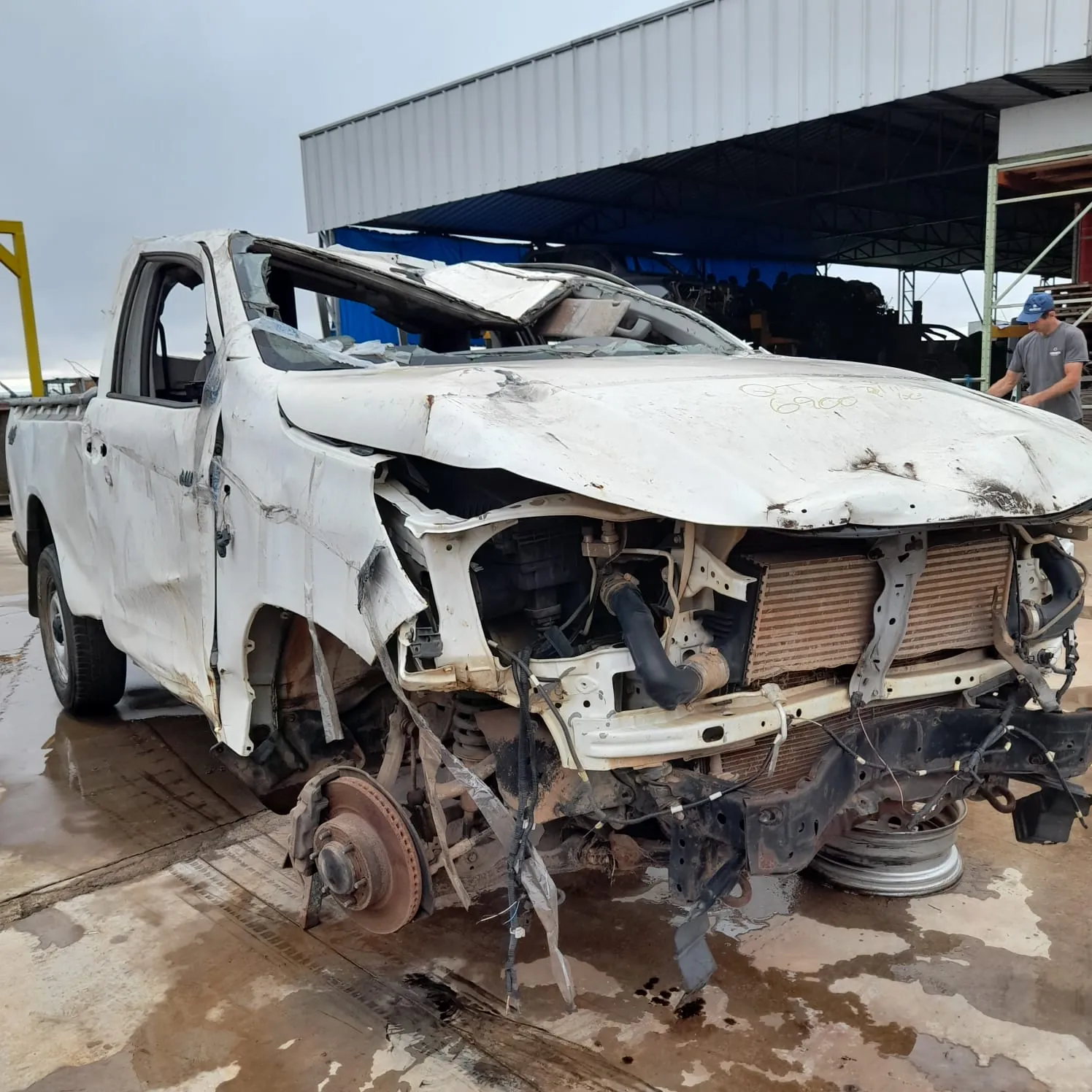 Sucata de Toyota Hilux 2.8 cabine simples 4x4 manual 2019