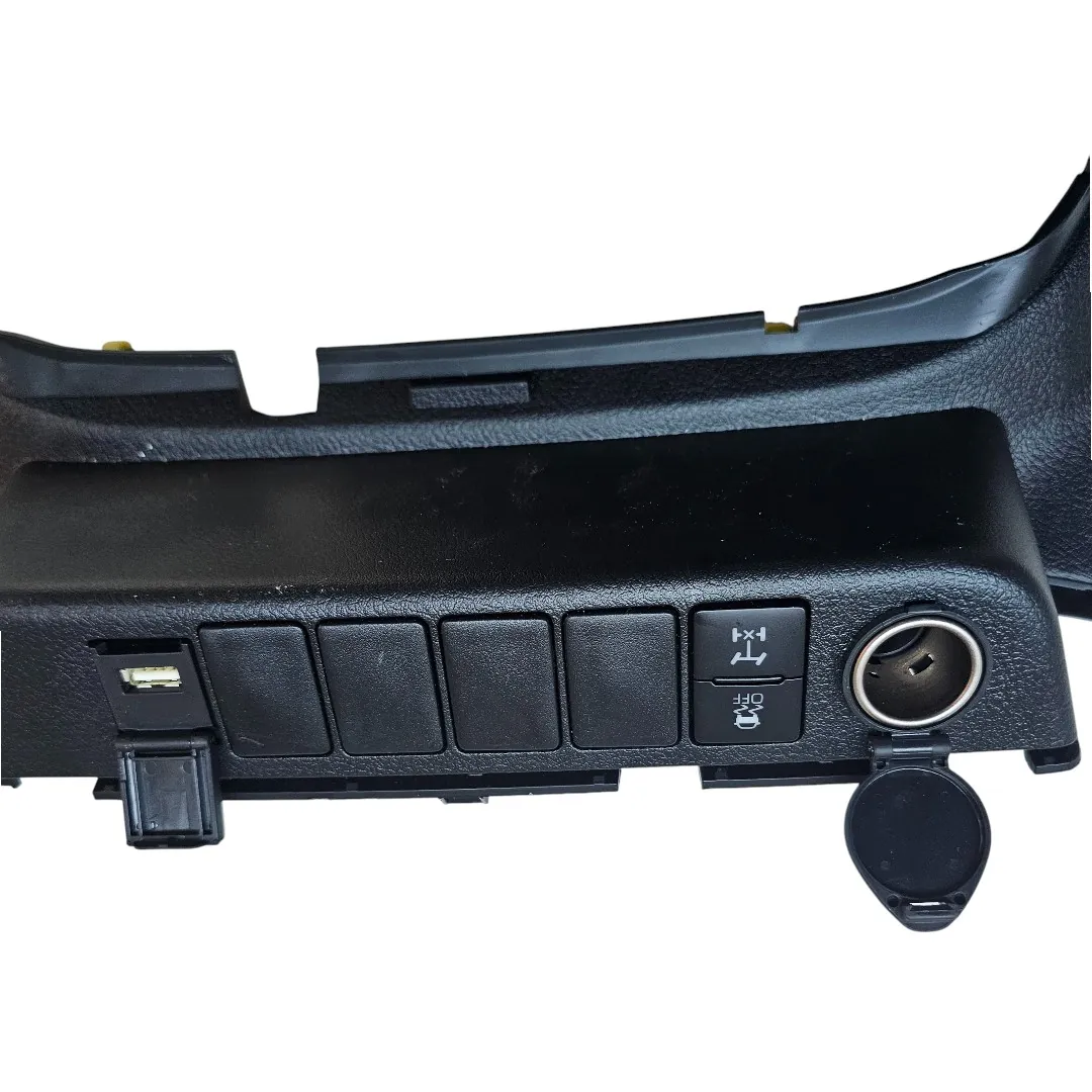 Moldura Inferior Painel Tomada 12V Toyota Hilux 2.8 204cv 2024 0km