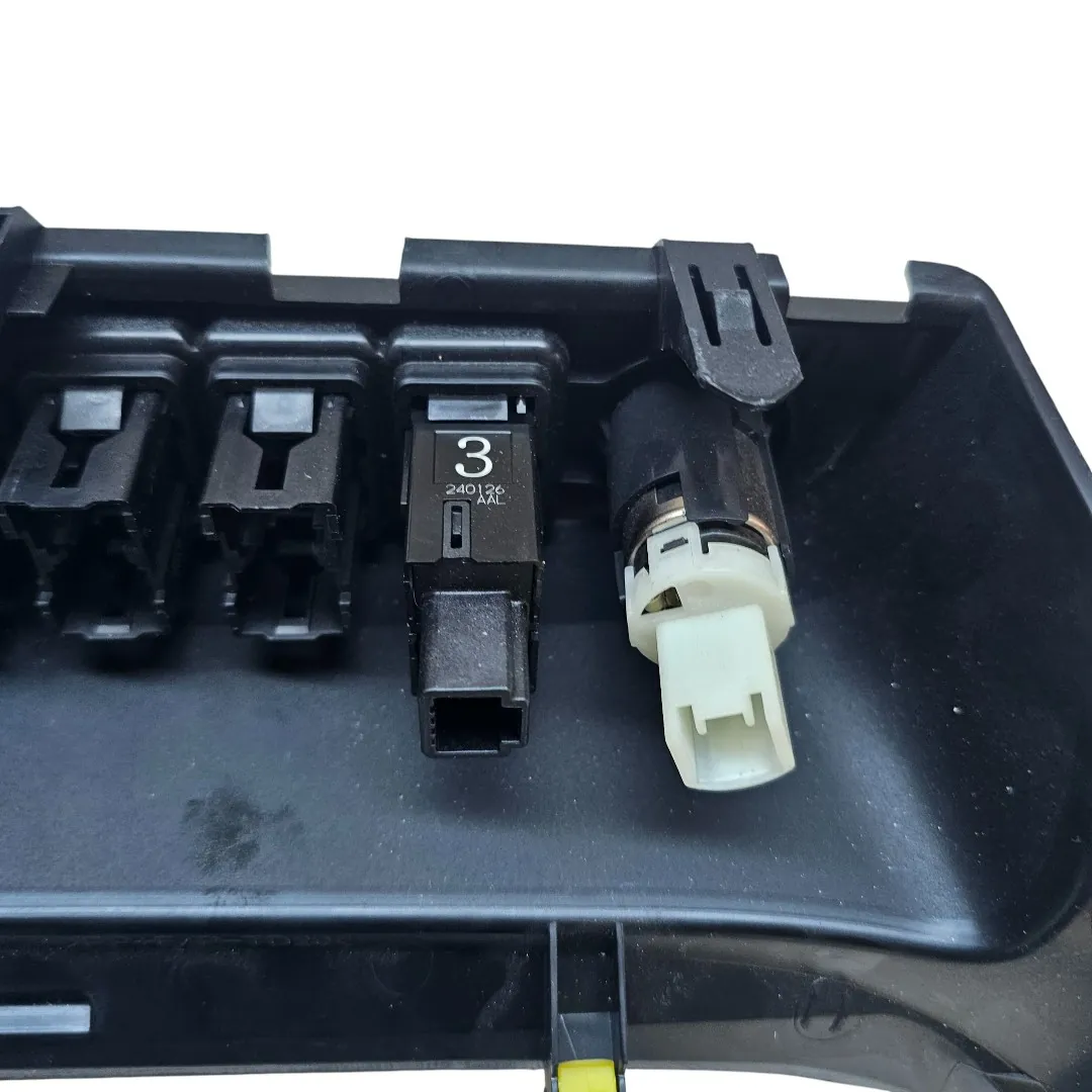 Moldura Inferior Painel Tomada 12V Toyota Hilux 2.8 204cv 2024 0km