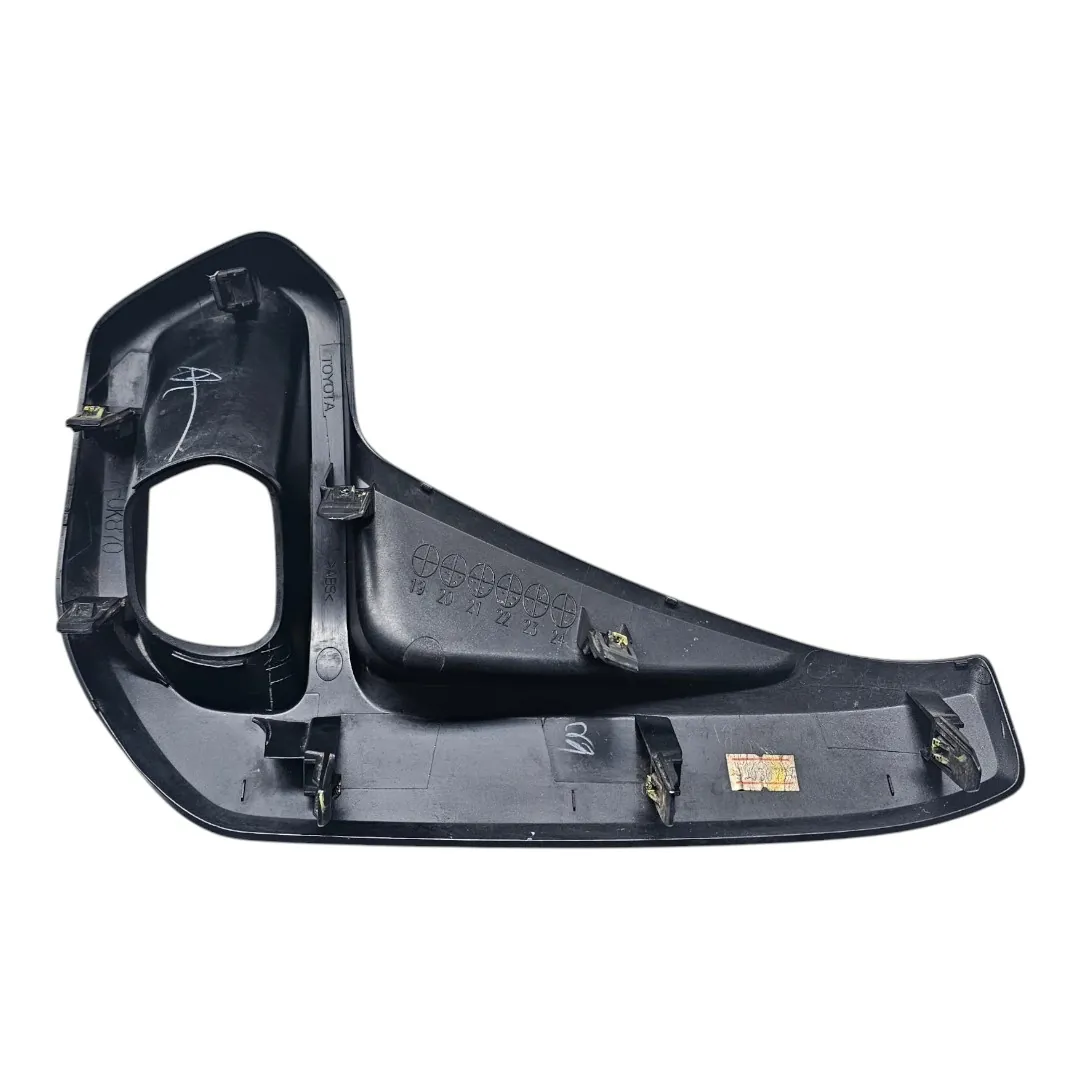 Moldura farolete direito  Hilux 2.8 SRX 204CV 2024 